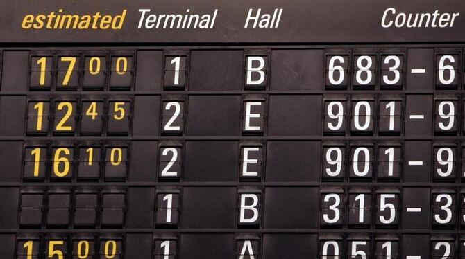 Wetterbedingte Verpätungen auf einer Anzeigentafel für Abflüge. Foto: Frank May