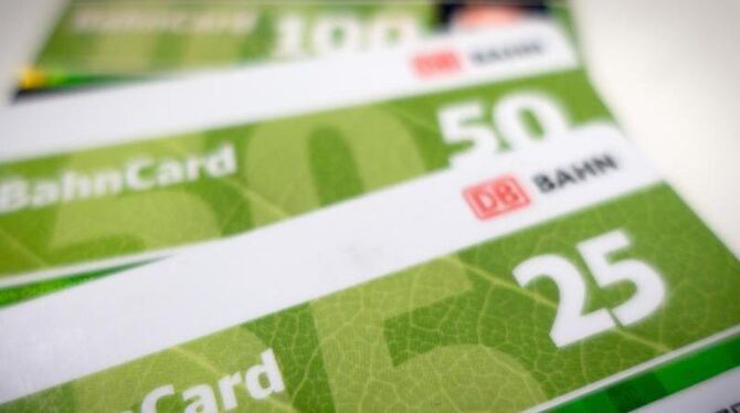 Drei-Monats-Bahncards sollen Kunden wieder in die Bahn locken. Foto: Kay Nietfeld