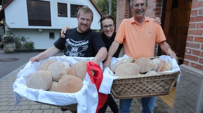 Andreas Glöckner, Jasna Kautt und Eberhard Raaba (von links) mit frisch gebackeneN Brotlaiben aus dem Backhaus.  FOTO: SANDER