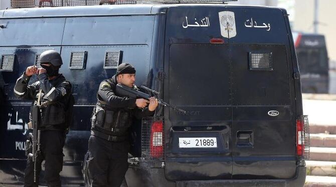Tunesische Spezialkräfte suchen Deckung: Bei der Schießerei sollen mehrere Touristen umgekommen sein. Foto: Mohamed Messara