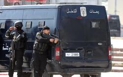 Tunesische Spezialkräfte suchen Deckung: Bei der Schießerei sollen mehrere Touristen umgekommen sein. Foto: Mohamed Messara