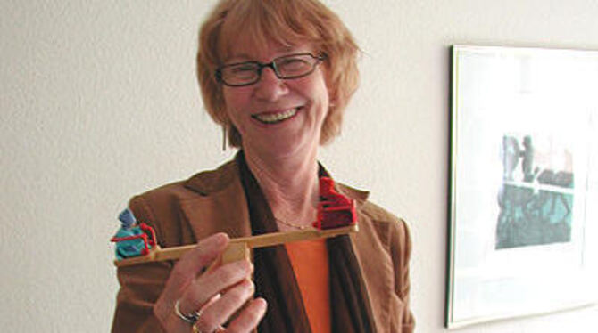 Mal ist er obenauf, mal sie: Mithilfe der »Beziehungswaage« visualisiert Dora Ballbach schon mal den Geschlechterkampf.
GEA-FOTO: GLITZ