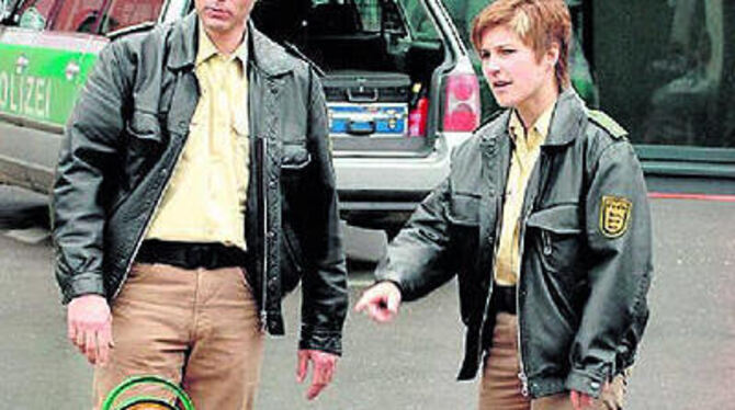 Wechselnde Arbeitszeiten und lediglich ein freies Wochenende im Monat bringt der Schichtdienst für Tina Rempfer und Achim Greiner beim Polizeirevier Reutlingen mit sich. Das hat gute und belastende Seiten sagen die beiden.
GEA-FOTO: USCHI PACHER Wechselnde Arbeitszeiten und lediglich ein freies Wochenende im Monat bringt der Schichtdienst für Tina Rempfer und Achim Greiner beim Polizeirevier Reutlingen mit sich. Das hat gute und belastende Seiten sagen die beiden.
GEA-FOTO: USCHI PACHER