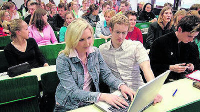 Empfinden ihr Studium an der Reutlinger »SIB« als Gewinn: Daniela Rehm und Daniel Gredel (am Laptop).
GEA-FOTO: PACHER