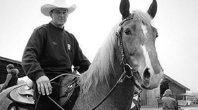 In zwei Sekunden kann Westernprofi Jürgen Piper sein Pferd von Null auf Hundert bringen.
FOTO: HP