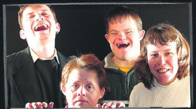Sie treten aus dem Rahmen ihres Alltags heraus: Die Menschen mit Behinderung der Baff-Theatergruppe, die morgen in der Planie Premiere feiern. Von links nach rechts: Jürgen Rosendorf, Karin Margareta Dürr, Armin Rist und Claudia Hohnschopp.
FOTO: JÜRGEN SCHROEDER