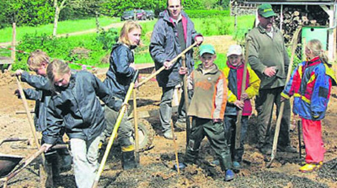 Der erste Spatenstich für die Hütte der Jugendfarm Härten galt dem Toiletten-Anbau.
FOTO: VIT
