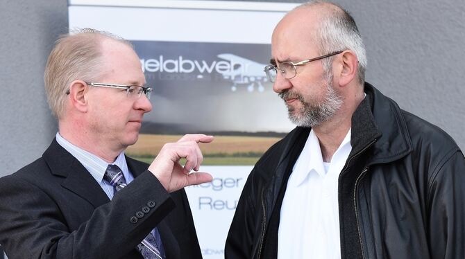 Vorsprung durch Technik: Hagelabwehr-Chef Darin Langerud (links) diskutiert mit Meteorologe Uwe Schickedanz vom Deutschen Wetter