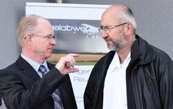 Vorsprung durch Technik: Hagelabwehr-Chef Darin Langerud (links) diskutiert mit Meteorologe Uwe Schickedanz vom Deutschen Wetter