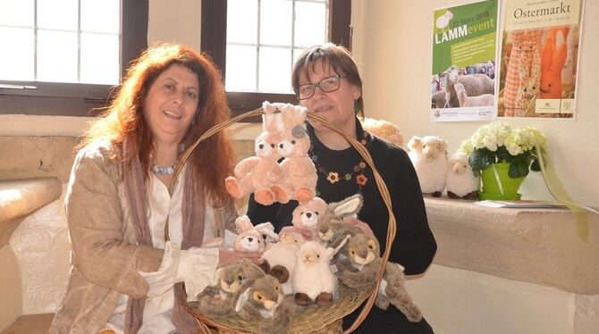 Die Organisatorinnen des Ostermarkts im Residenzschloss und des Lammevents in der Bad Uracher Innenstadt: Johanna Kugele und Sab