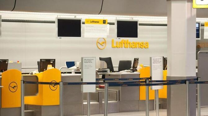 Das inzwischen vertraute Bild: Verwaiste Lufthansa-Schalter am Berliner Flughafen Tegel. Foto: Paul Zinken Das inzwischen vertraute Bild: Verwaiste Lufthansa-Schalter am Berliner Flughafen Tegel. Foto: Paul Zinken