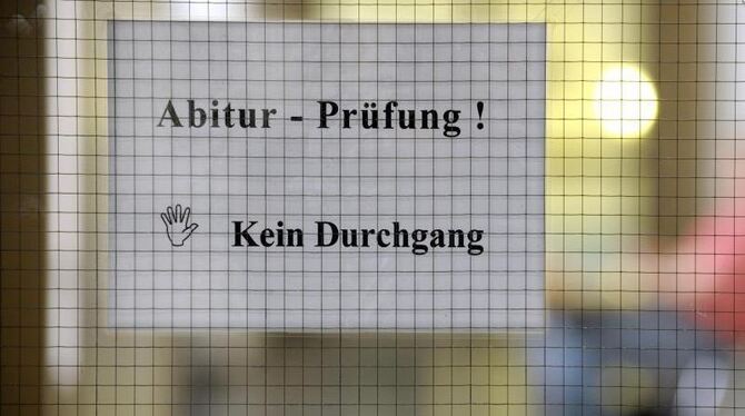 Abiturprüfung: Wer die Mathe-Lösungen schon kennt, hat natürlich Vorteile. Foto: Federico Gambarini/Archiv Abiturprüfung: Wer die Mathe-Lösungen schon kennt, hat natürlich Vorteile. Foto: Federico Gambarini/Archiv