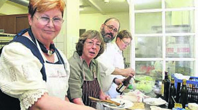 Heute kocht das Jubiläumskomitee für die ehrenamtlichen Helfer des Lobbyrestaurants: Elvira Laraia, Petra Emms, Günter Wieland, Gisela Steinhilber (von links).
FOTO: BAIER Heute kocht das Jubiläumskomitee für die ehrenamtlichen Helfer des Lobbyrestaurants: Elvira Laraia, Petra Emms, Günter Wieland, Gisela Steinhilber (von links).
FOTO: BAIER