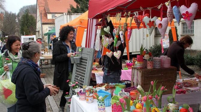 Bunt, bunter, Oster- und Künstlermarkt hieß am Wochenende die Devise in Wannweil.  FOTOS: KOZJEK