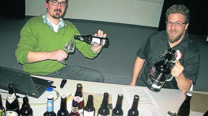 Sind begeistert von den vielen kleinen US-Brauereien: Frank Geeraers (links) und James Tutor.  GEA-FOTO: -JK