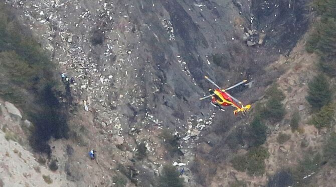 Ein Helikopter fliegt nach dem Absturz einer Maschine vom Typ Airbus A320 der Fluggesellschaft Germanwings bei Seyne in den Berg