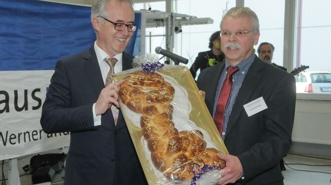 Architekt Helmut Hirth (links) übergab den symbolischen Hefezopf-Schlüssel an Gerhard Droste, den Leiter der Werkstätten der Bru Architekt Helmut Hirth (links) übergab den symbolischen Hefezopf-Schlüssel an Gerhard Droste, den Leiter der Werkstätten der Bru