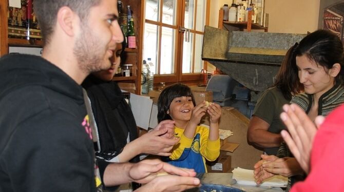 Nicht nur die Kinder, auch die Erwachsenen hatten Freude am Kneten und Rollen von Seifenkugeln – ein Programmpunkt eines entspan