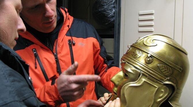 Behelmt wie ein römischer Legionär: Hannes Veit ließ sich von Monika Zimmermann (links) und seinem Vater David ausstaffieren. FO