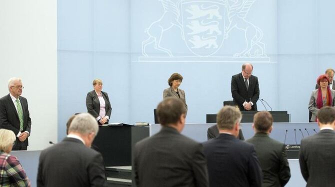 Im Landtag von Baden-Württemberg wird den Opfern des Germanwings-Absturzes gedacht. Foto: Bernd Weißbrod