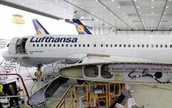 Der Airbus "Suhl" wird in einer Wartungshalle der Lufthansa-Werft auf Herz und Nieren geprüft. Foto: Maurizio Gambarini/Archi