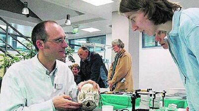 Hier ein Schräubchen, da ein Plättchen: Dirk Gülicher zeigt, was sich heutzutage wieder alles zusammenbasteln lässt. 
GEA-FOTO: MEYER