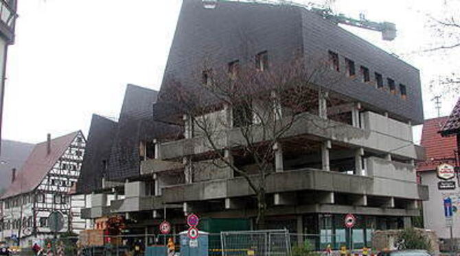 Der Um- und Rückbau an Bad Urachs meist kritisiertem Gebäude hat begonnen. Die Kreissparkasse gegenüber von Amanduskirche und Schloss bekommt ein gänzlich anderes Aussehen. Nur ein Teil des Rohbaus bleibt stehen. Die Arbeiten dauern bis Spätsommer 2006.
FOTO: EKS Der Um- und Rückbau an Bad Urachs meist kritisiertem Gebäude hat begonnen. Die Kreissparkasse gegenüber von Amanduskirche und Schloss bekommt ein gänzlich anderes Aussehen. Nur ein Teil des Rohbaus bleibt stehen. Die Arbeiten dauern bis Spätsommer 2006.
FOTO: EKS