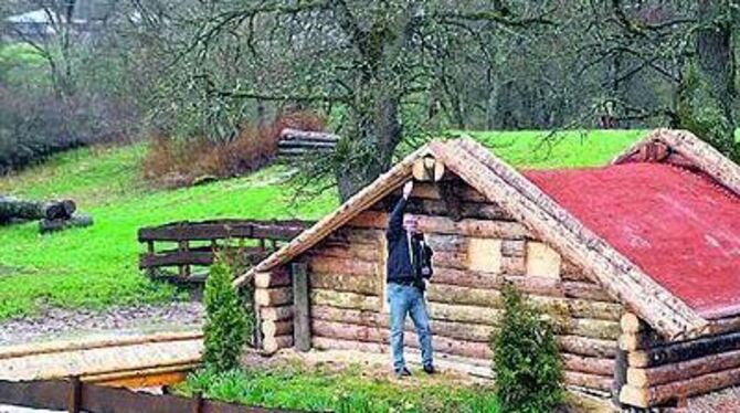 So klein der Mann, so groß das Hindernis: Wolfgang Leiss zeigt, wo die Buschreiter in Marbach drüber müssen. 
FOTO: REISNER
