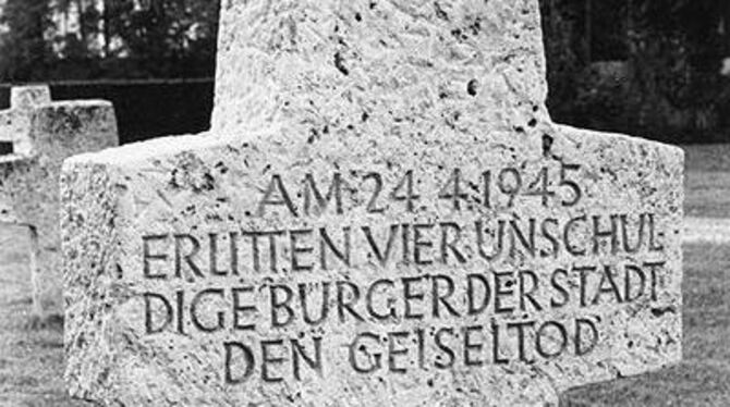 Der Gedenkstein auf dem Friedhof Unter den Linden erinnert bis heute an die Geisel-Erschießung 1945.
FOTO: HD