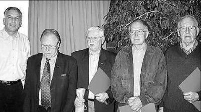 »Vize« und langjährige VfL-Mitglieder (von links): Gert Seeger, Samuel Altenhof, Willi Losch, Werner Uhlmann und Walter Heinlin. 
GEA-FOTO: ESCH