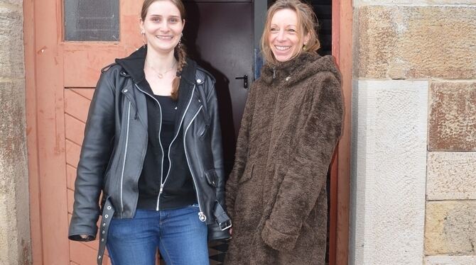 Die Festorganisatorinnen Katharina Riehle (links) und Marion Weiße vor dem Eingang des Metzinger Jugendhauses. FOTO: SANDER