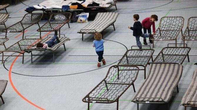 Flüchtlingskinder spielen in der zur Notunterkunft für Asylbewerber umfunktionierten Frankenhalle in Neustadt bei Coburg. Fot