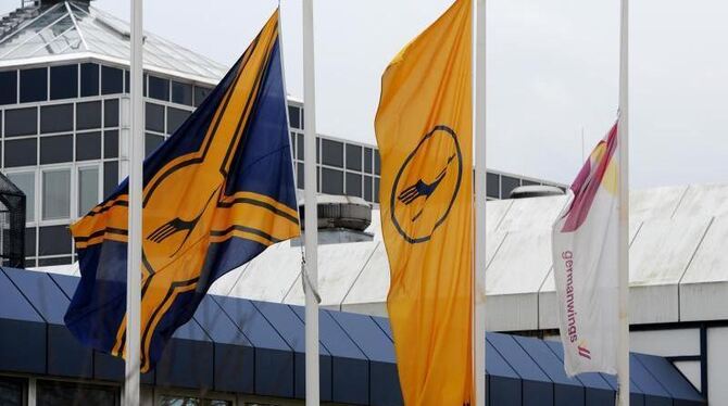 Die Flaggen der Fluggesellschaften Lufthansa und Germanwings wehen auf Halbmast. Foto: Ingo Wagner