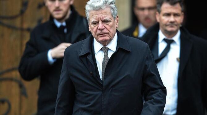 Bundespräsident Joachim Gauck verlässt nach der Trauerfeier in Haltern die Kirche. Foto: Maja Hitij Bundespräsident Joachim Gauck verlässt nach der Trauerfeier in Haltern die Kirche. Foto: Maja Hitij