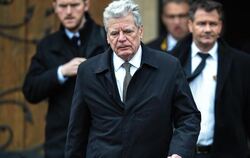 Bundespräsident Joachim Gauck verlässt nach der Trauerfeier in Haltern die Kirche. Foto: Maja Hitij