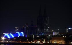 Der normalerweise beleuchtete Kölner Dom erscheint letztes Jahr während der "Earth Hour" als dunkler Fleck in der Silhouette 