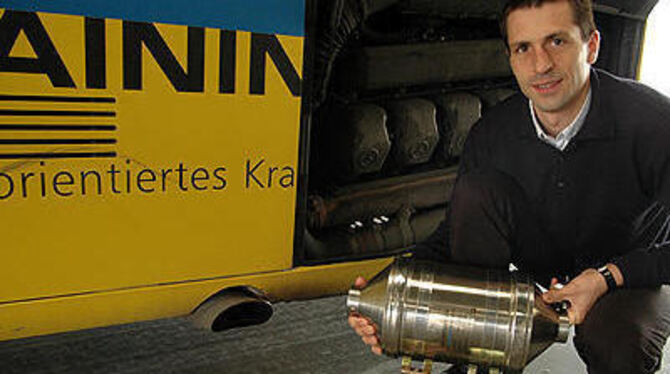RSV-Geschäftsführer Mark Hogenmüller mit einem modernen Rußpartikelfilter. Etlichen dieselgetriebenen RSV-Bussen fehlt ein solches Aggregat noch.
GEA-FOTO: PACHER