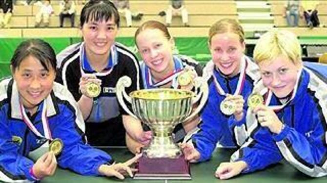 Im Mai 2001: Der TSV Betzingen ist Europapokalsieger. Von links: Qianhong Gotsch, Ding Yaping, Meike Rohr, Gaby Rohr, Viktoria Pavlovitch.
GEA-FOTO: PACHER