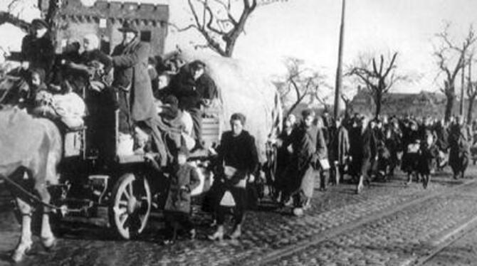 Auf völlig überladenen Planwagen haben die Vertriebenen ihre Habe gepackt. Vielen blieb über hunderte Kilometer nur der Marsch zu Fuß.
GEA-ARCHIVFOTO