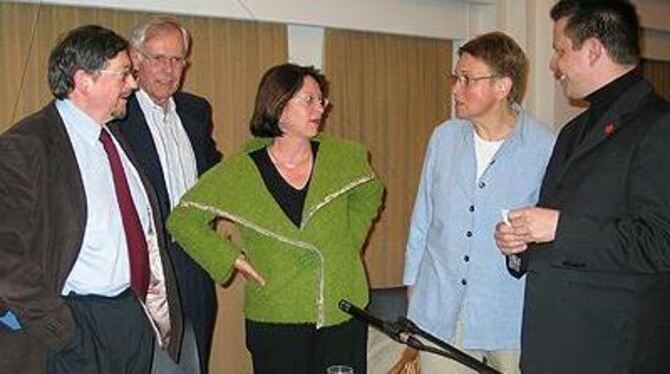 Diskutierten beim »3. Reutlinger Gespräch« der Gewerkschaft Verdi (von links): Peter Wahl, Klaus Kuntz, Moderatorin Beate Rau, Gisela Steinhilber und Gastgeber Martin Gross von Verdi Neckar-Alb.
FOTO: STRÖHLE