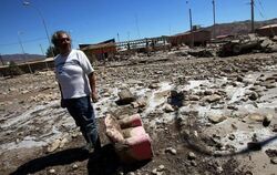 Im chilenischen Diego de Almagro betrachtet ein Mann das Ausmaß der Verwüstung. Foto: Felipe Trueba