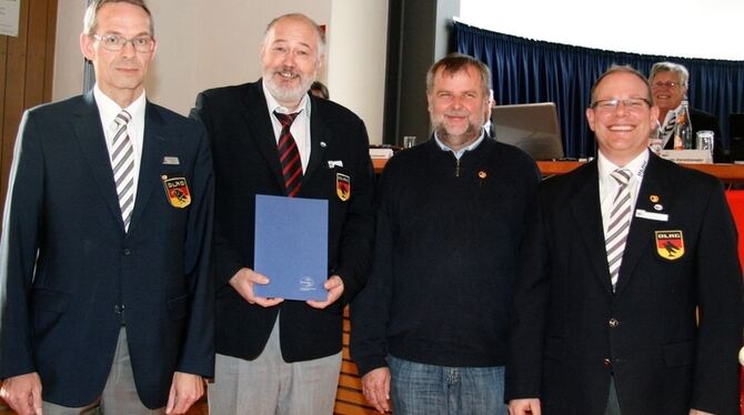 DLRG-Funktionär Alf Andrews mit dem zurückgetretenen Vorsitzenden Thomas Klingberg, dem Geehrten Jürgen Handel und dem neuen Vor