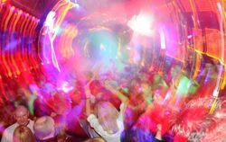 Menschen tanzen in einer Disco (Archivbild) 