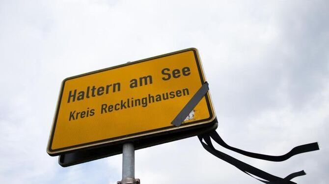 Trauerflor und ein schwarzer Balken am Ortseingangsschild von Haltern am See. Foto: Rolf Vennenbernd/Archiv