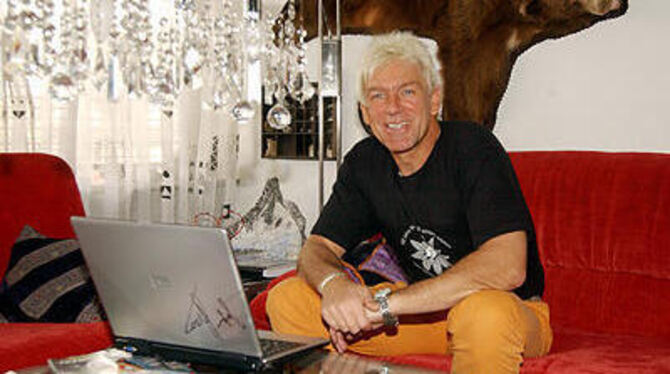 Jürgen Straub möchte sich für ein schlüssiges Verkehrskonzept und gegen den Bau des Betzinger Asphaltmischwerks einsetzen. Diese Ziele behält er im Blick - auch daheim auf der Couch.
FOTO: NIETHAMMER