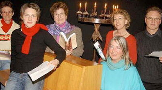 Keine einsamen Poeten: (von links) Viktoria Mack, Regina Kast, Anna Schmidt, Lili Horn (sitzend), Iris Other und Walter Jos bei der Vorbereitung zum Lese-Abend.
FOTO: NIETHAMMER