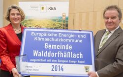 Freudiger Anlass, doch leider peinliches Schild mit falscher Namensnennung: Walddorfhäslachs Bürgermeisterin Silke Höflinger nah