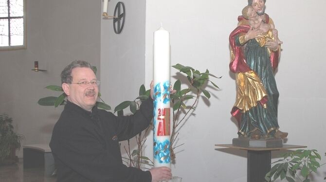 Pfarrer Wolfgang Drescher mit der neuen Osterkerze in St. Leodegar. FOTO: HÄUSSLER