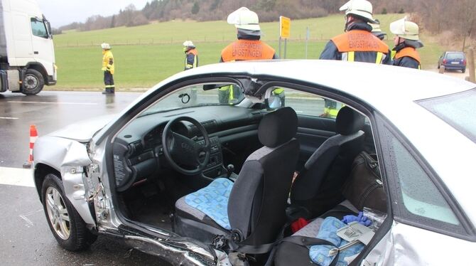 Die Audi-Fahrerin wurde in ihrem Fahrzeug eingeklemmt. Foto: www.7aktuell.de/Lukas Felder