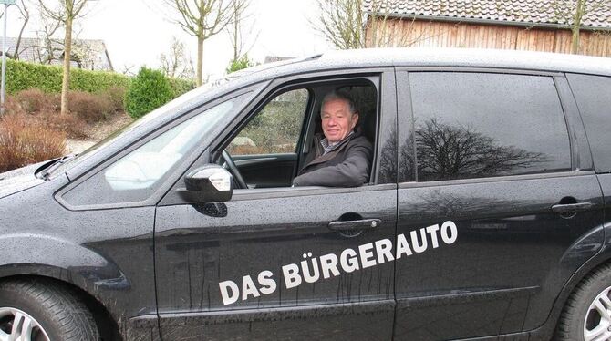 Hanns-Peter Wagemann aus Wankheim koordiniert die Fahrten des Bürgerautos und sitzt auch mal selbst am Steuer. GEA-FOTO: IST